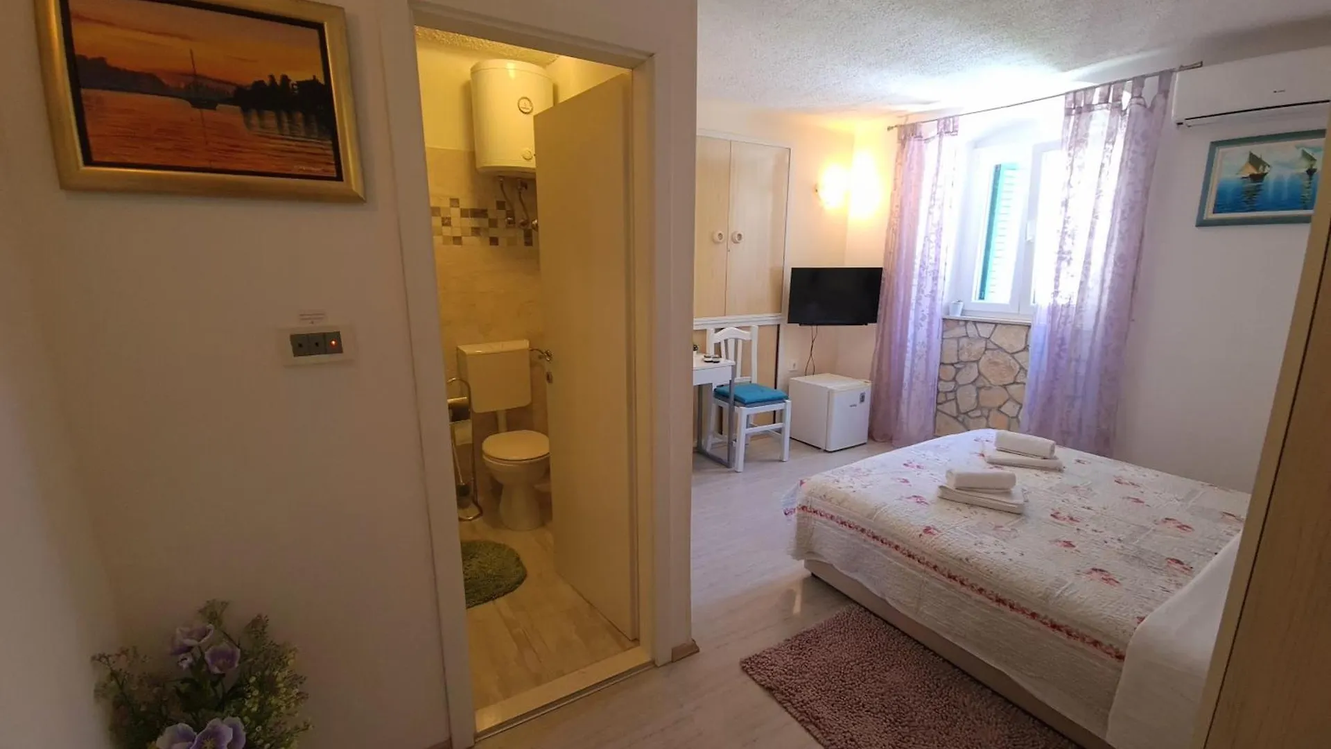 Private Room In The Center Of Split contacts